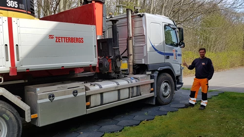 Lastbil med grävmaskin, 25 500 kg, ovanpå Flexible Flooring System